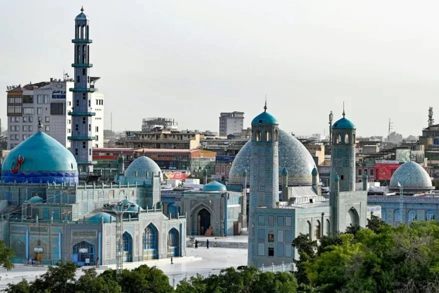 الأفغان يشرعون بتنظيف الشوارع بعد زلزال قوي أودى بحياة 20 شخصاً