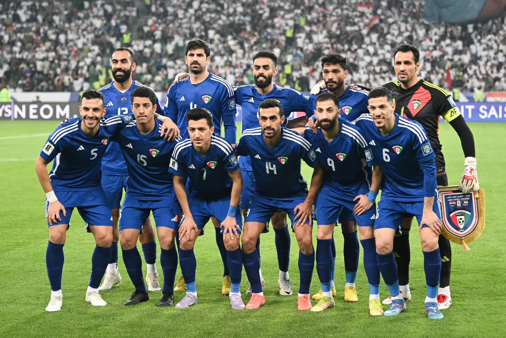 المنتخب الكويتي لكرة القدم يقف في صفة موحدة قبل المباراة