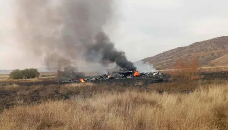 حطام الطائرة العسكرية التركية المشتعلة في الريف الجورجي بدخان كثيف وألسنة نار