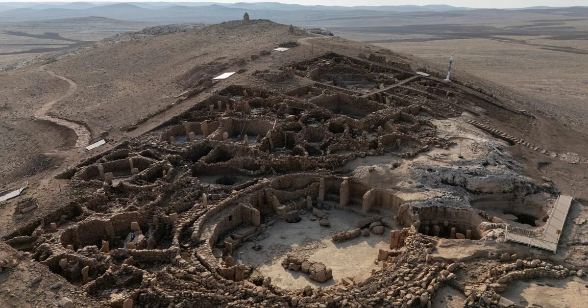 كتشافة أثرية تركية على قمة جبل صحراوي