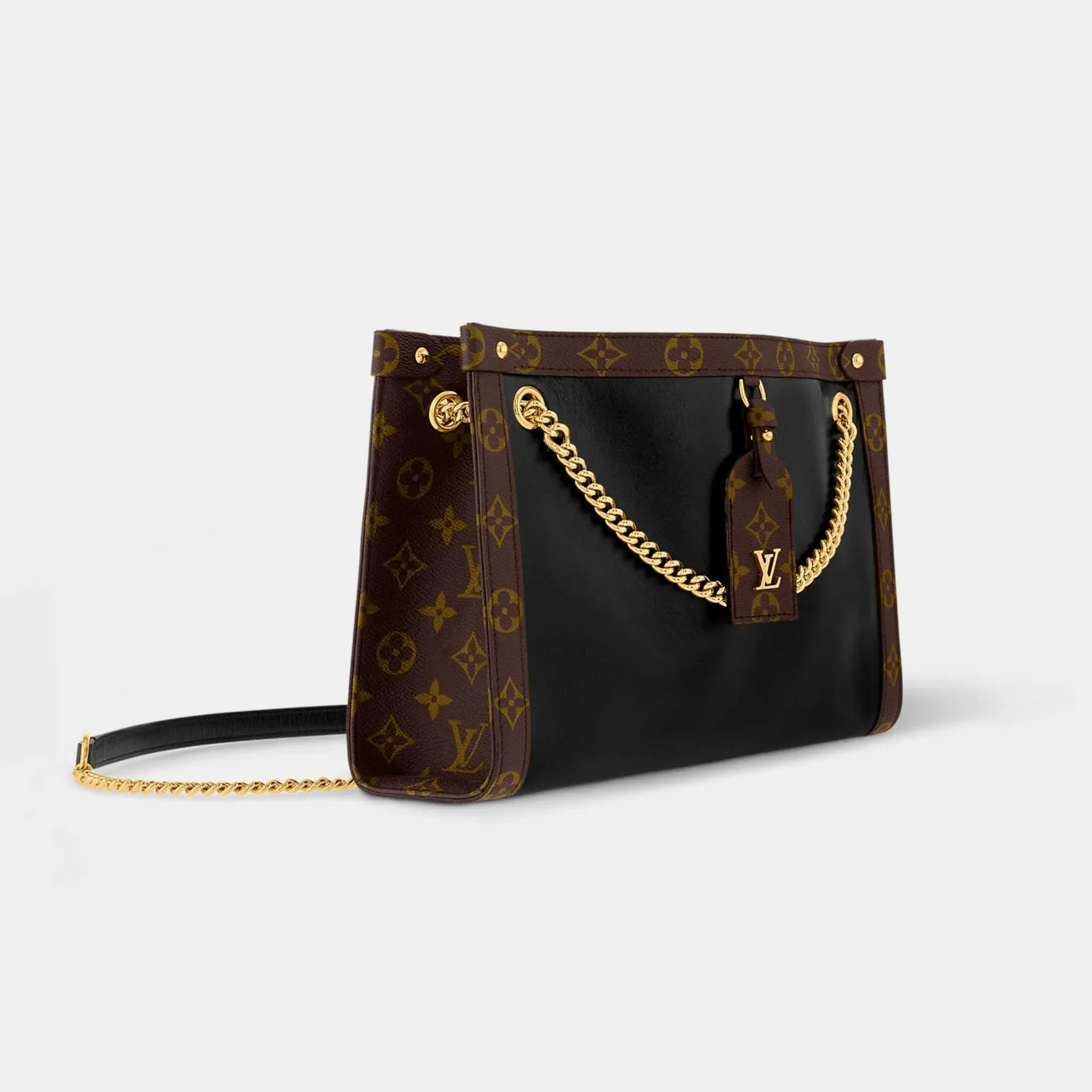 تعاون لويس فويتون وشرطة عجمان لمكافحة السلع المقلدة