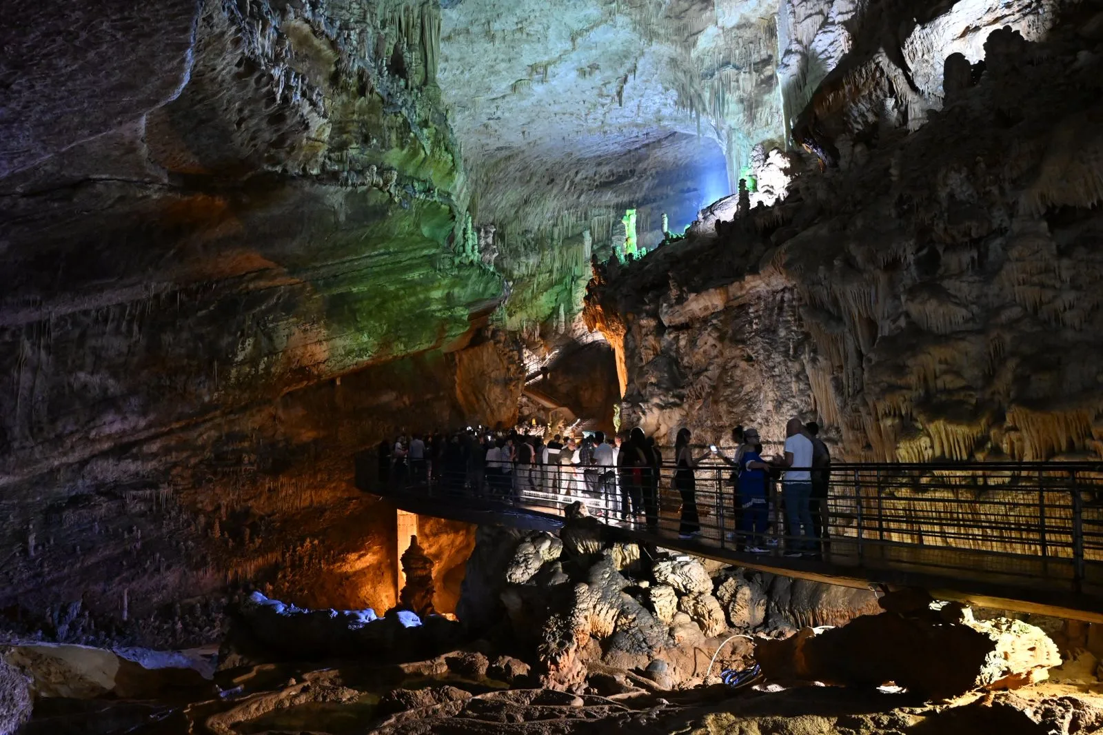 حفل زفاف داخل مغارة جعيتا يثير جدلاً واسعاً في لبنان والحكومة تتدخل