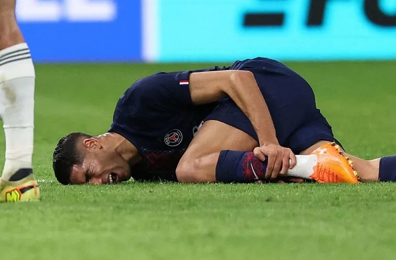 أشرف حكيمي يغادر موقعة بايرن ميونخ باكيًا بعد إصابة قوية