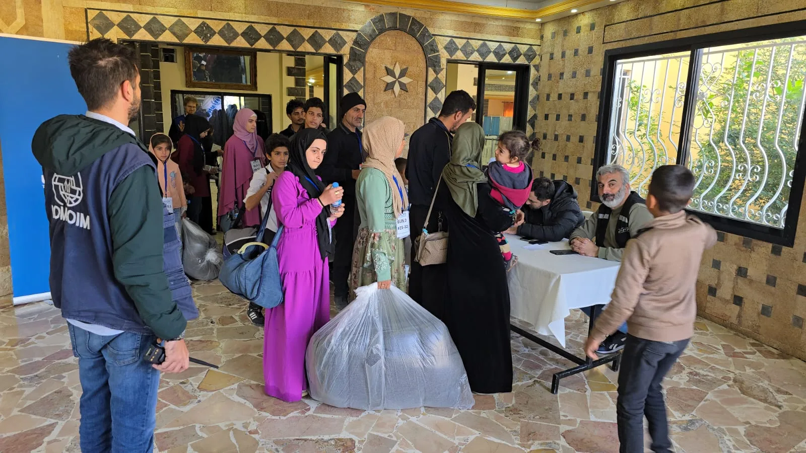 سوريون يغادرون لبنان