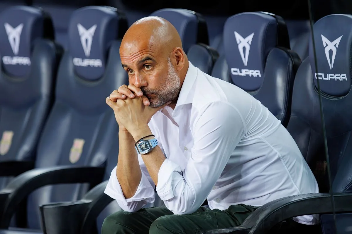 المدرب بيب غوارديولا يفكر أثناء المباراة على دكة الملعب