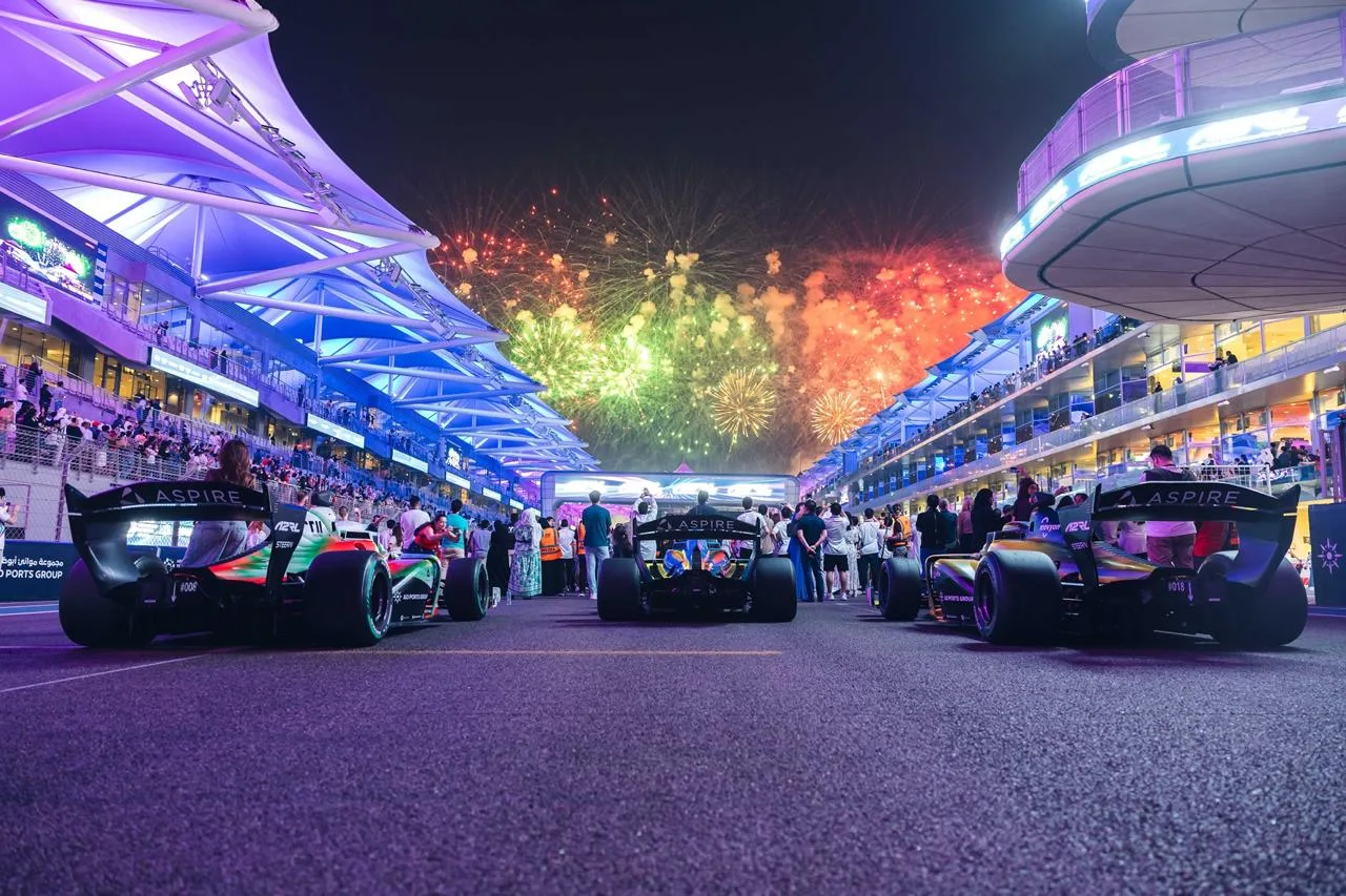 سيارات فورمولا 1 في حلبة ياس مارينا أبوظبي - احتفالات بالألعاب النارية