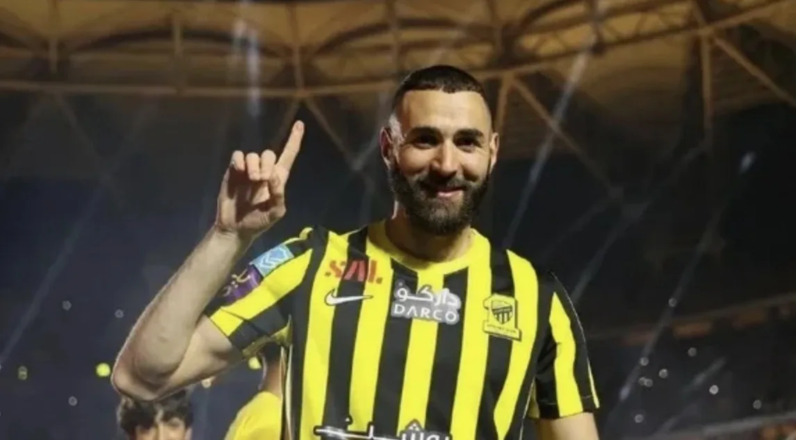 كريم بنزيما لاعب نادي الاتحاد السعودي يحتفل بهدف في الدوري