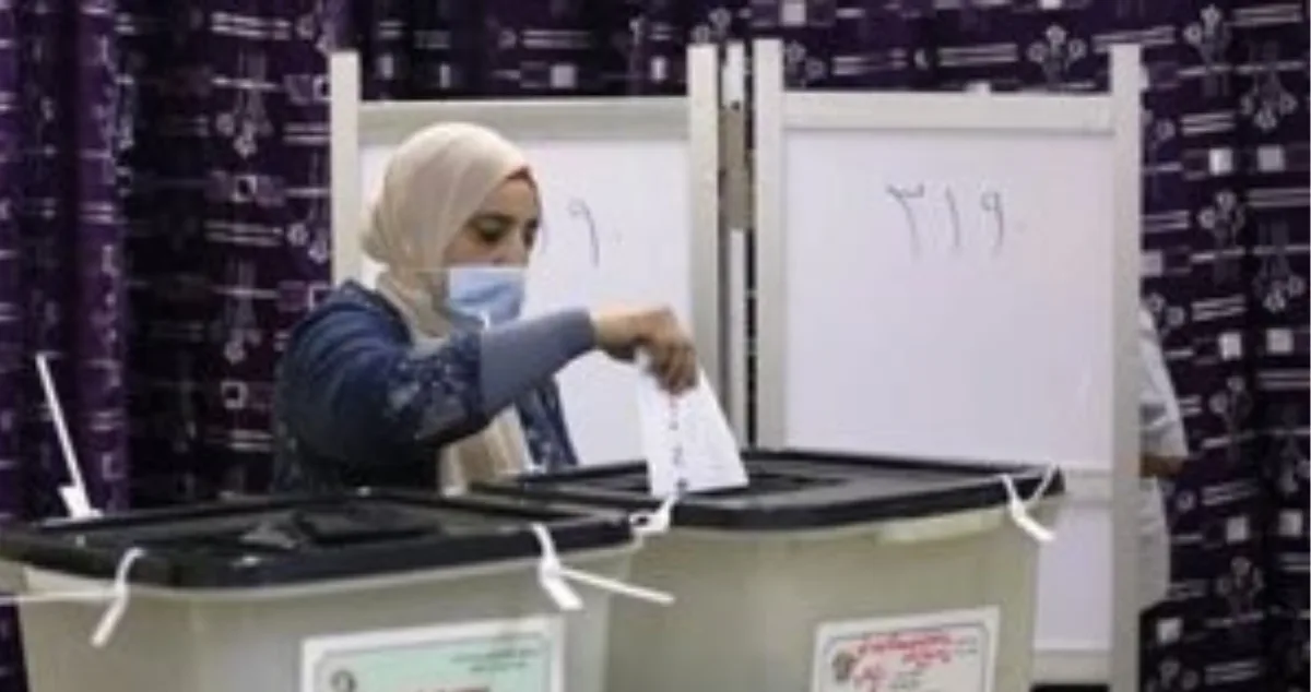 مصريون في الرياض يطالبون بمد فترة التصويت لاستيعاب الأعداد الكبيرة