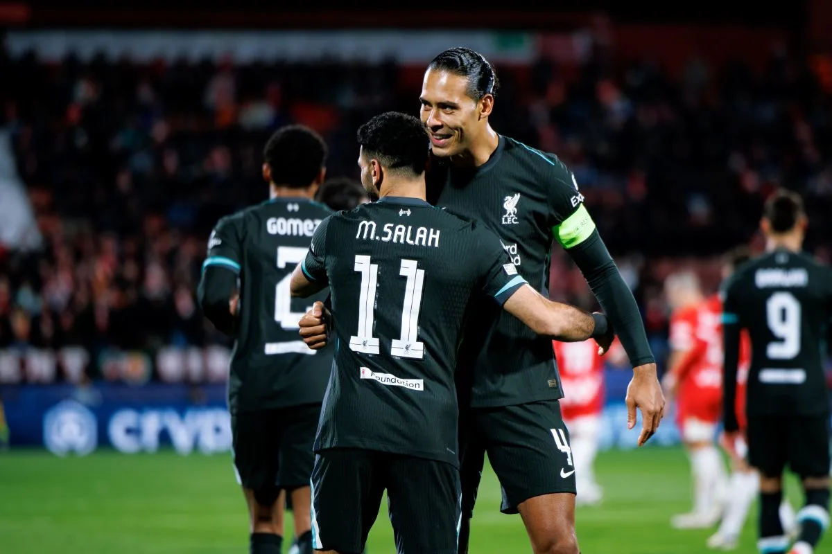 لاعبو ليفربول يحتفلون بالفوز في المباراة برقم ٧ و١١