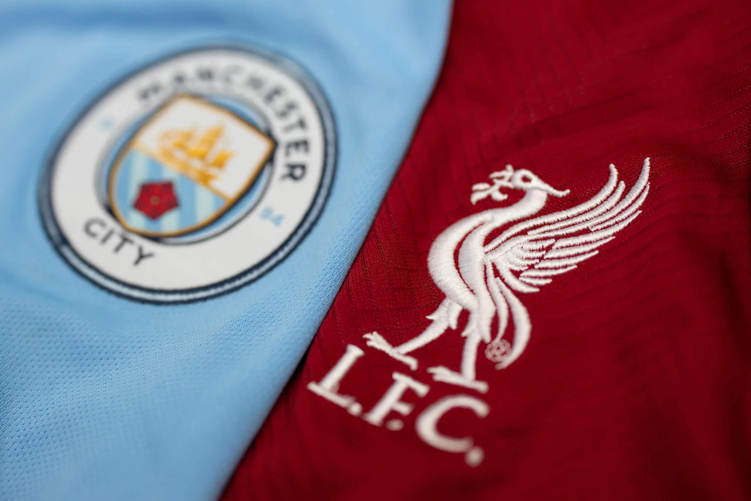 قمة إنجليزية مرتقبة بين ليفربول ومانشستر سيتي اليوم في الدوري الممتاز