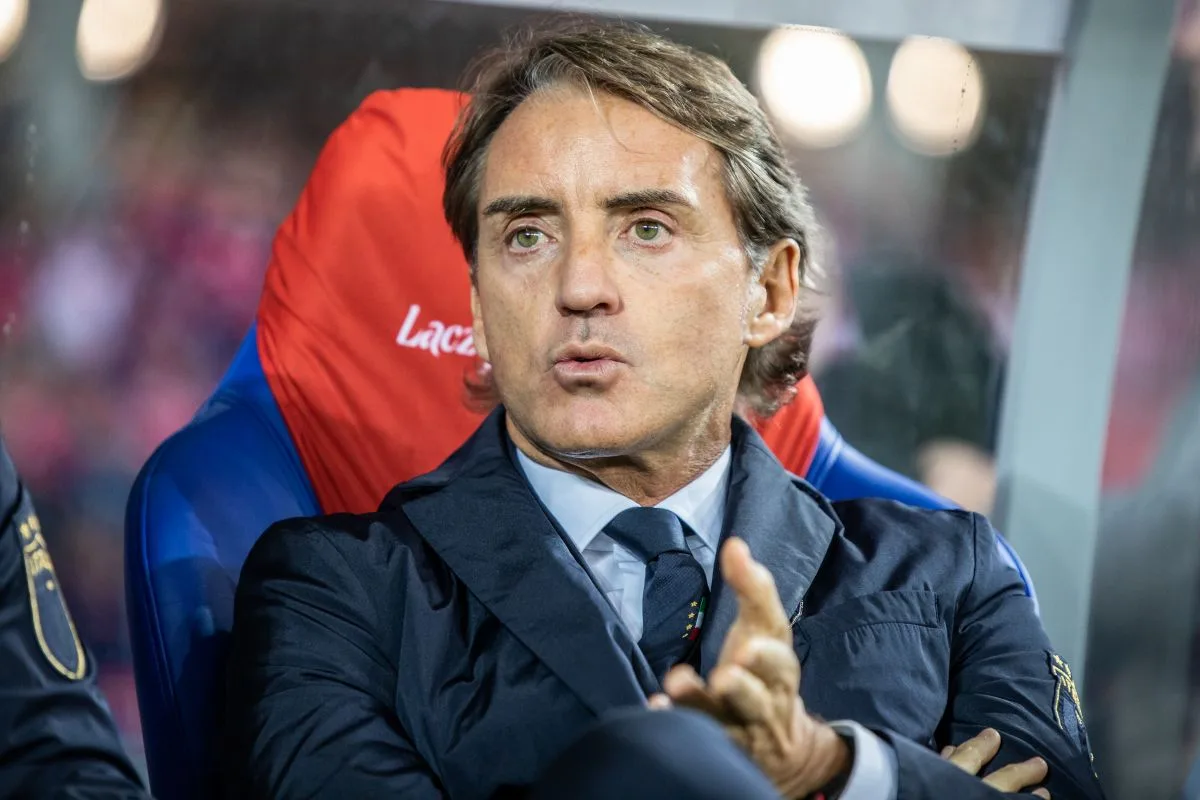 روبرتو مانشيني المدير الفني لنادي السد القطري يقود الفريق من دكة البدلاء