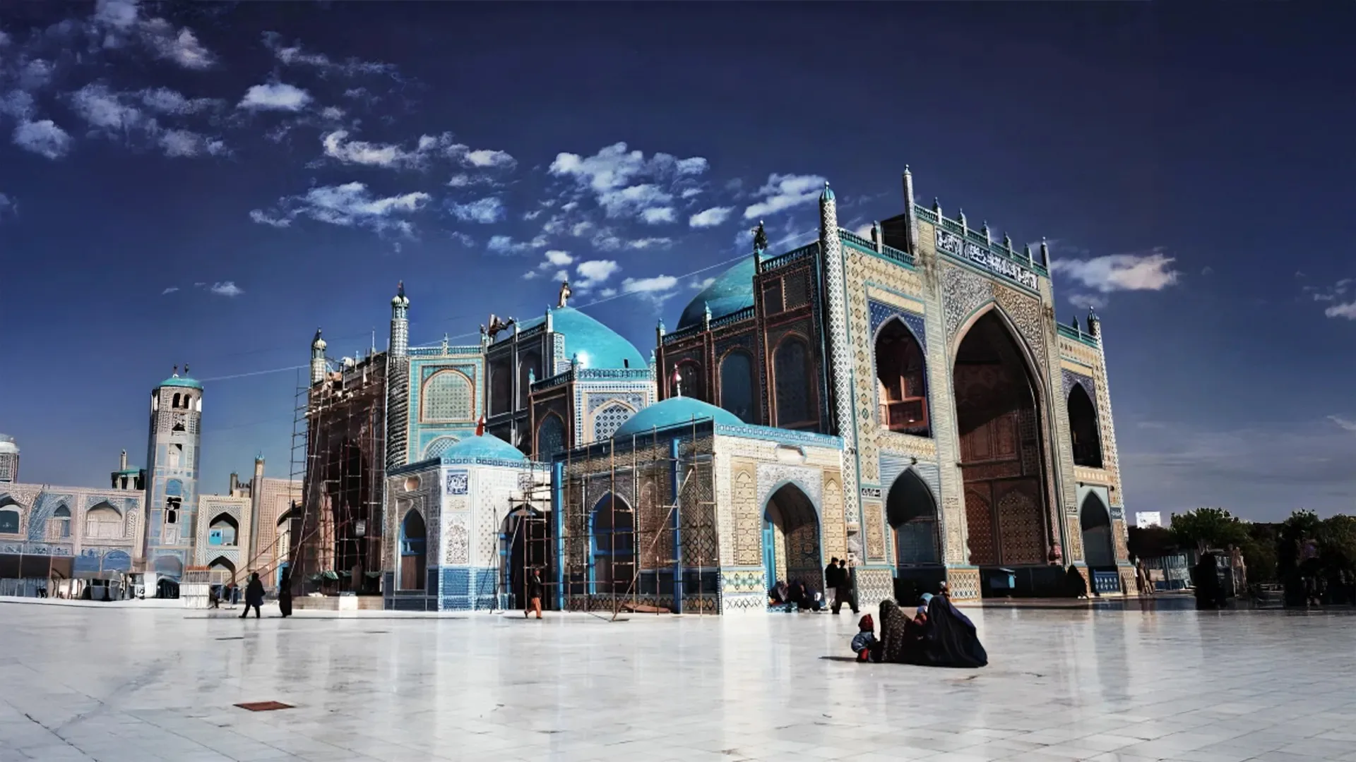 زلزال أفغانستان يتسبب في أضرار جسيمة بمسجد مزار شريف الأزرق