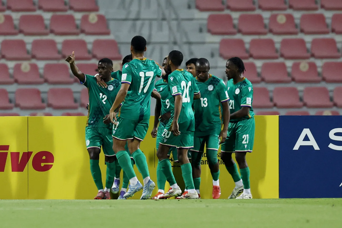 لاعبو منتخب جزر القمر لكرة القدم يحتفلون بالفوز على أرضية الملعب