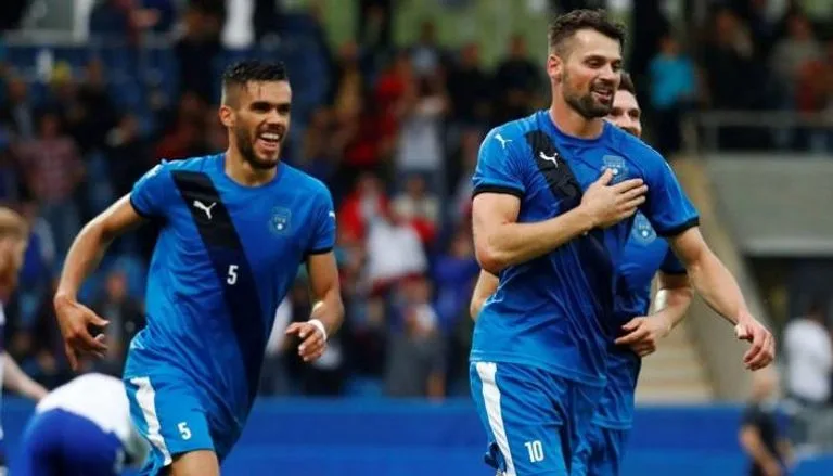 لاعبو منتخب كوسوفو يرتدون الزي الأزرق خلال مباراة دولية في التصفيات الأوروبية