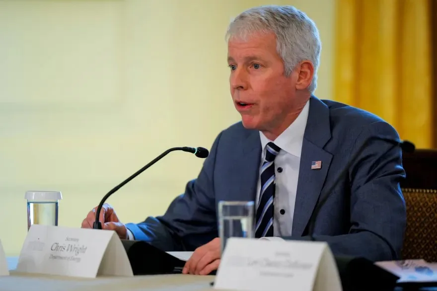 وزير الطاقة الأمريكي كريس رايت يتحدث في مؤتمر رسمي