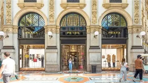 برادا تعلن شراء دار الأزياء الإيطالية فيرساتشي مقابل 1.4 مليار دولار