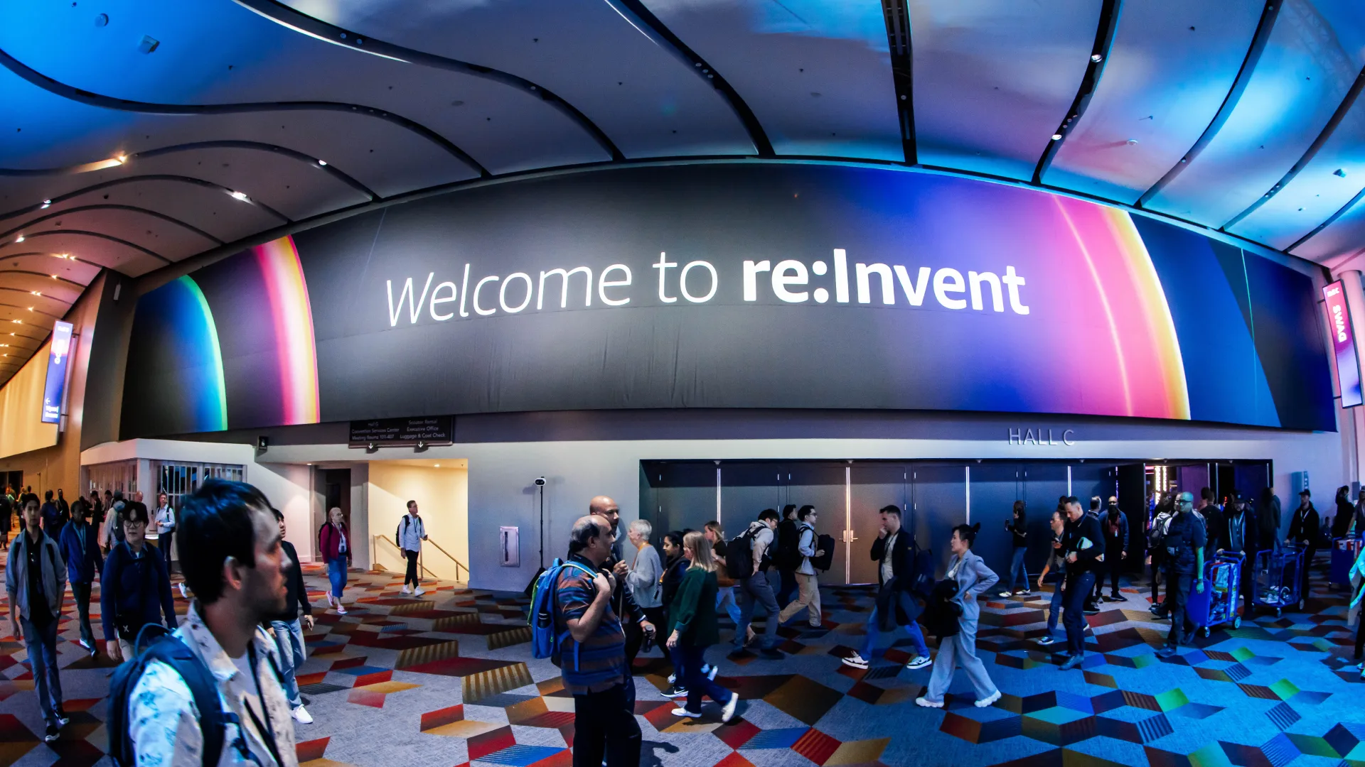اليوم الأول من re:Invent 2025: كيف تحاول AWS أن تصبح الطبقة الخفية التي تربط المال والأمن والصناعة والبيئة؟