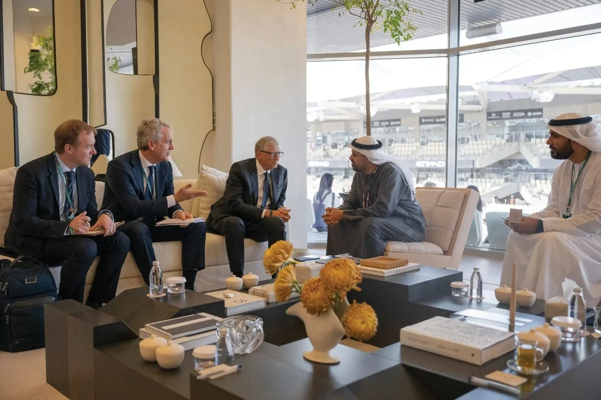 لقاء بين ذياب بن محمد بن زايد وبيل غيتس على هامش فعاليات الفورمولا 1