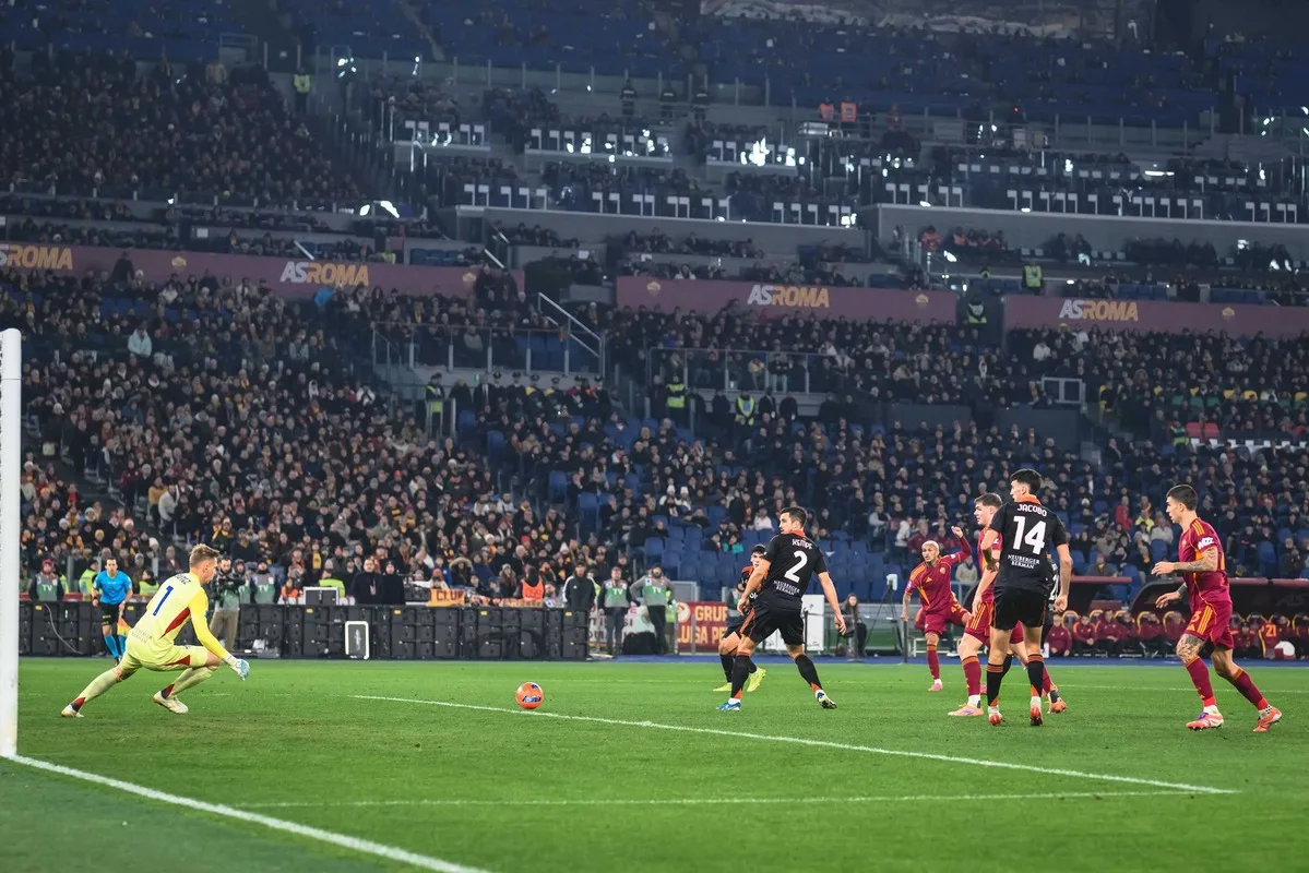 الدوري الإيطالي: روما يتخطى كومو ويقترب من المنافسة على اللقب