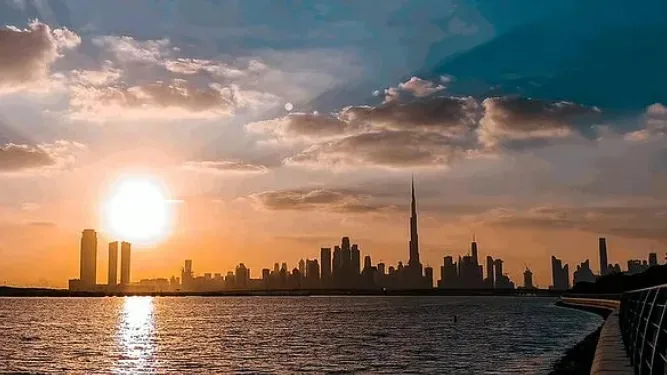 حالة الطقس في الإمارات غداً أجواء غائمة جزئياً