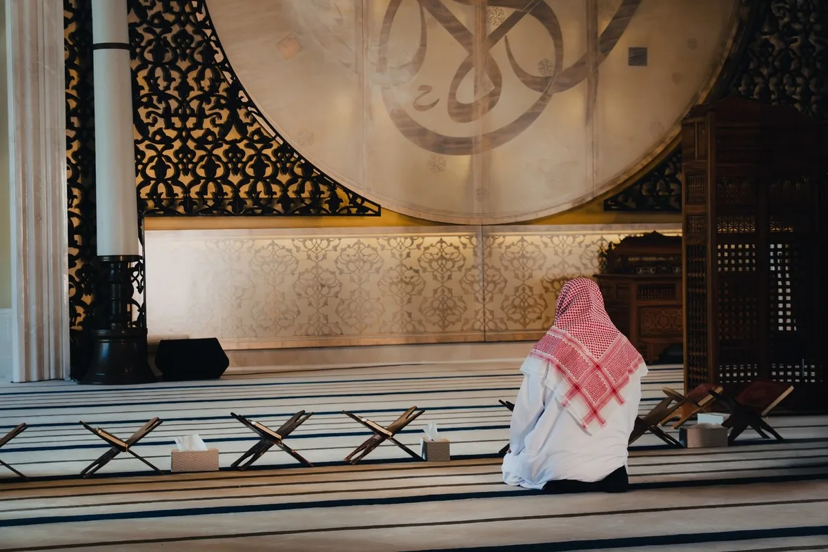 مصلون يؤدون صلاة الجمعة