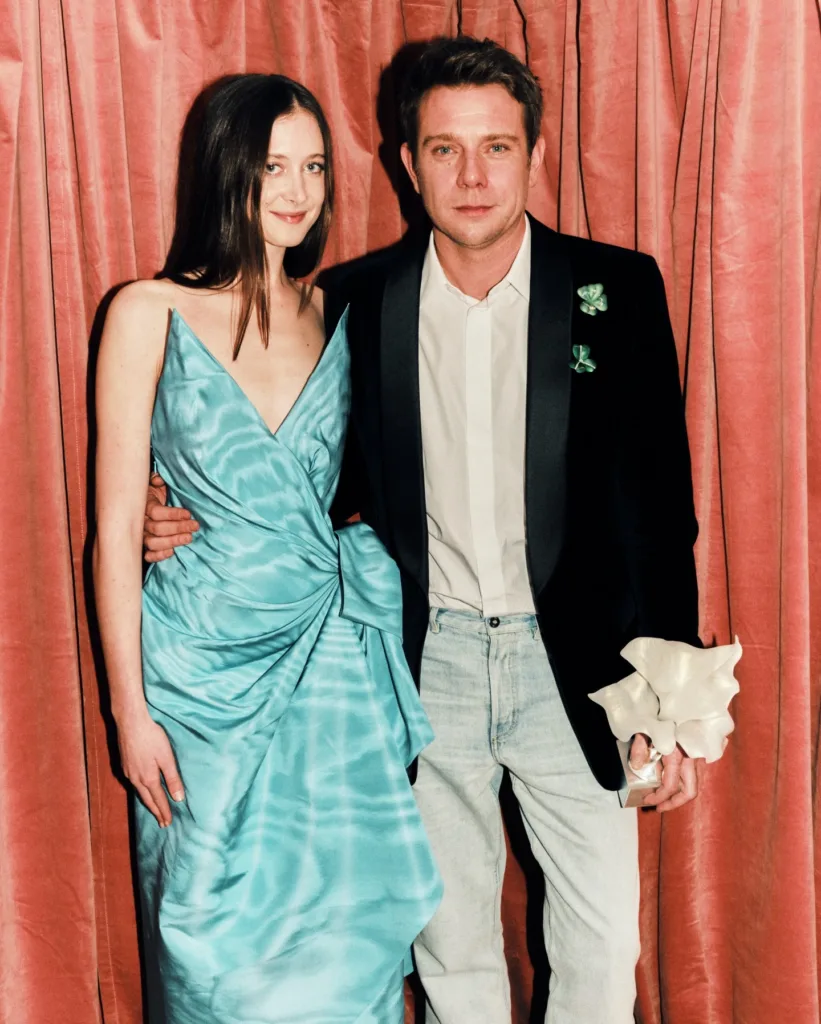 صنداي روز كيدمان أوربان، ابنة النجمة نيكول كيدمان والمغني كيث أوربان والبالغة من العمر 17 عاماً، جائزة مصمم العام لجوناثان أندرسون