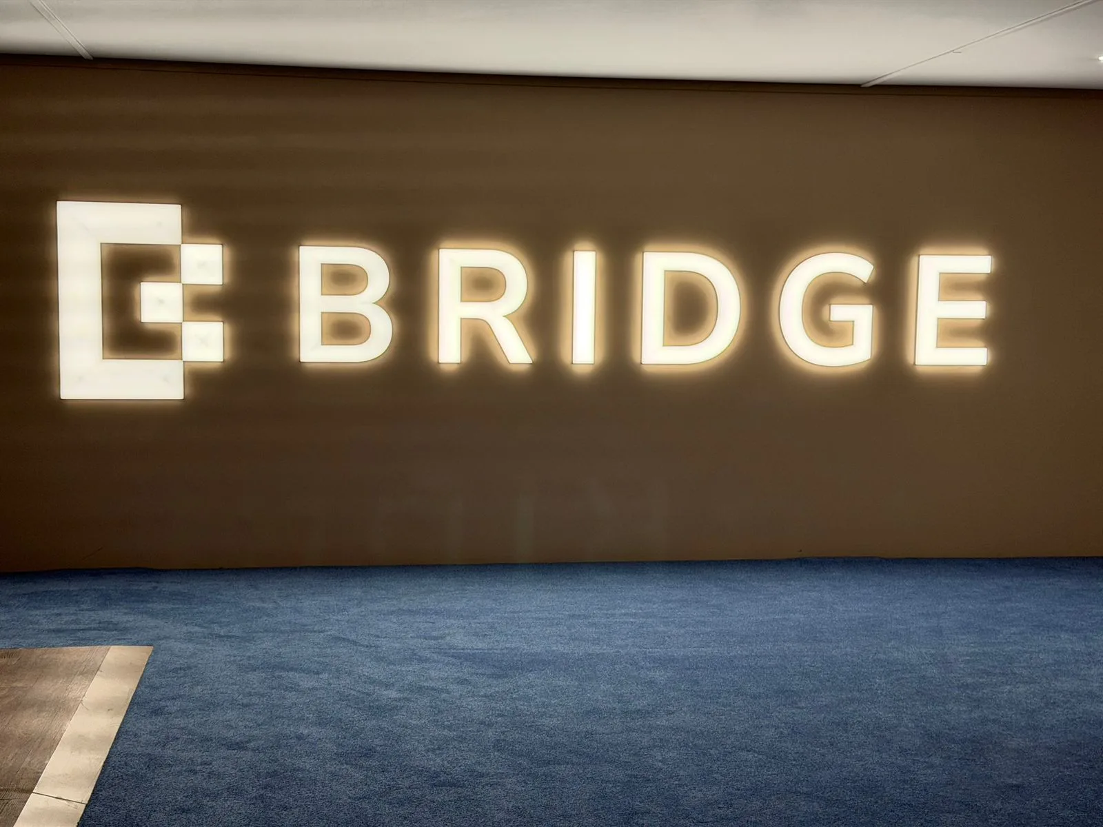 قمة بريدج في أبوظبي… مزيج بين صُنّاع المحتوى والذكاء الاصطناعي والروح الإماراتية