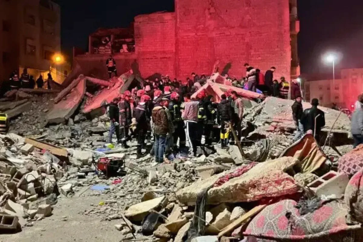 مقتل 19 شخصًا بانهيار بنايتين متجاورتين في فاس بالمغرب