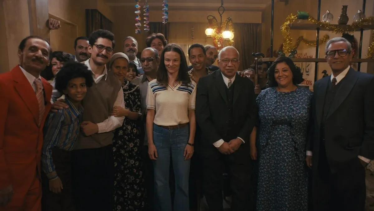 من 1967 إلى الثمانينات: كيف يعيد فيلم “القصص” كتابة التاريخ من داخل غرفة المعيشة؟