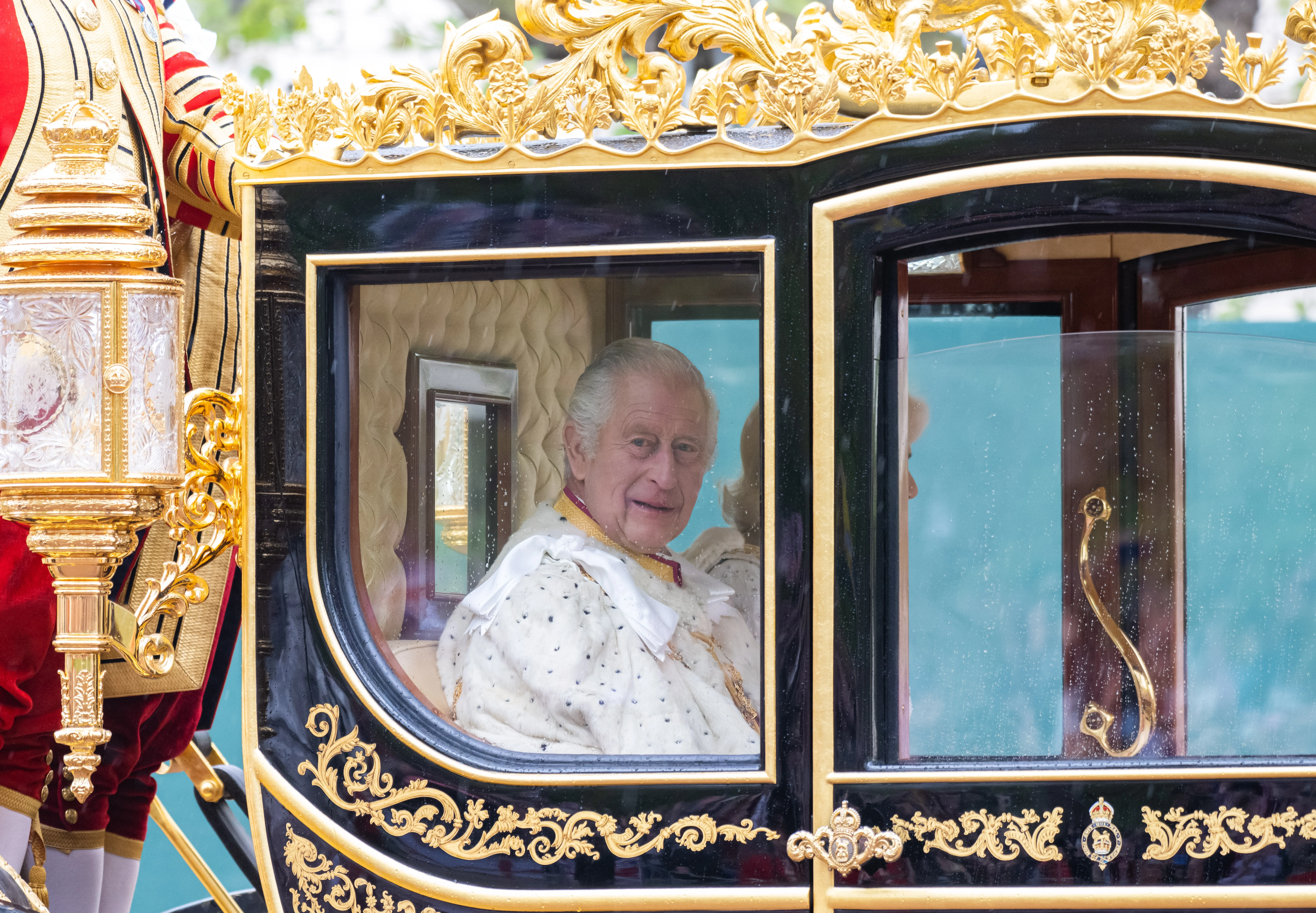 الملك تشارلز الثالث يكشف عن تقدم ملموس في رحلة علاجه من السرطان