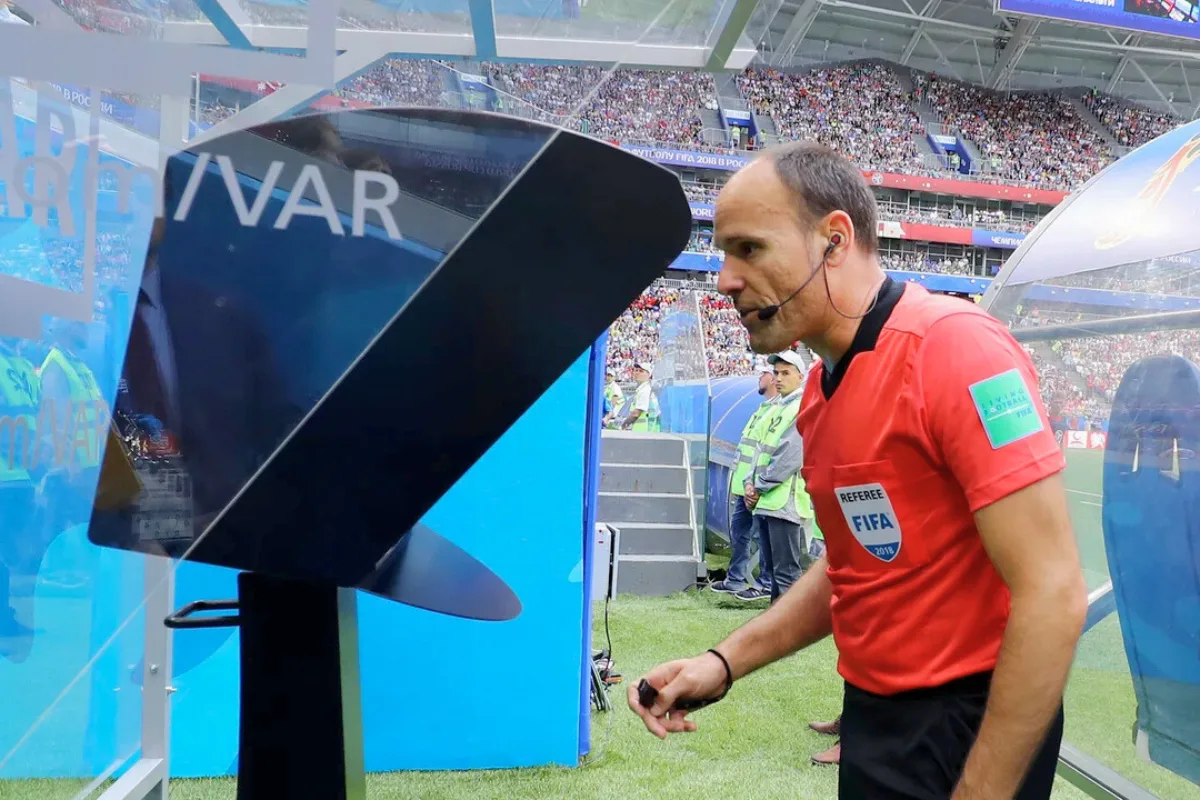 سيقتحم الركلات الركنية.. فيفا تعلن عن صلاحيات جديدة لـ”VAR”