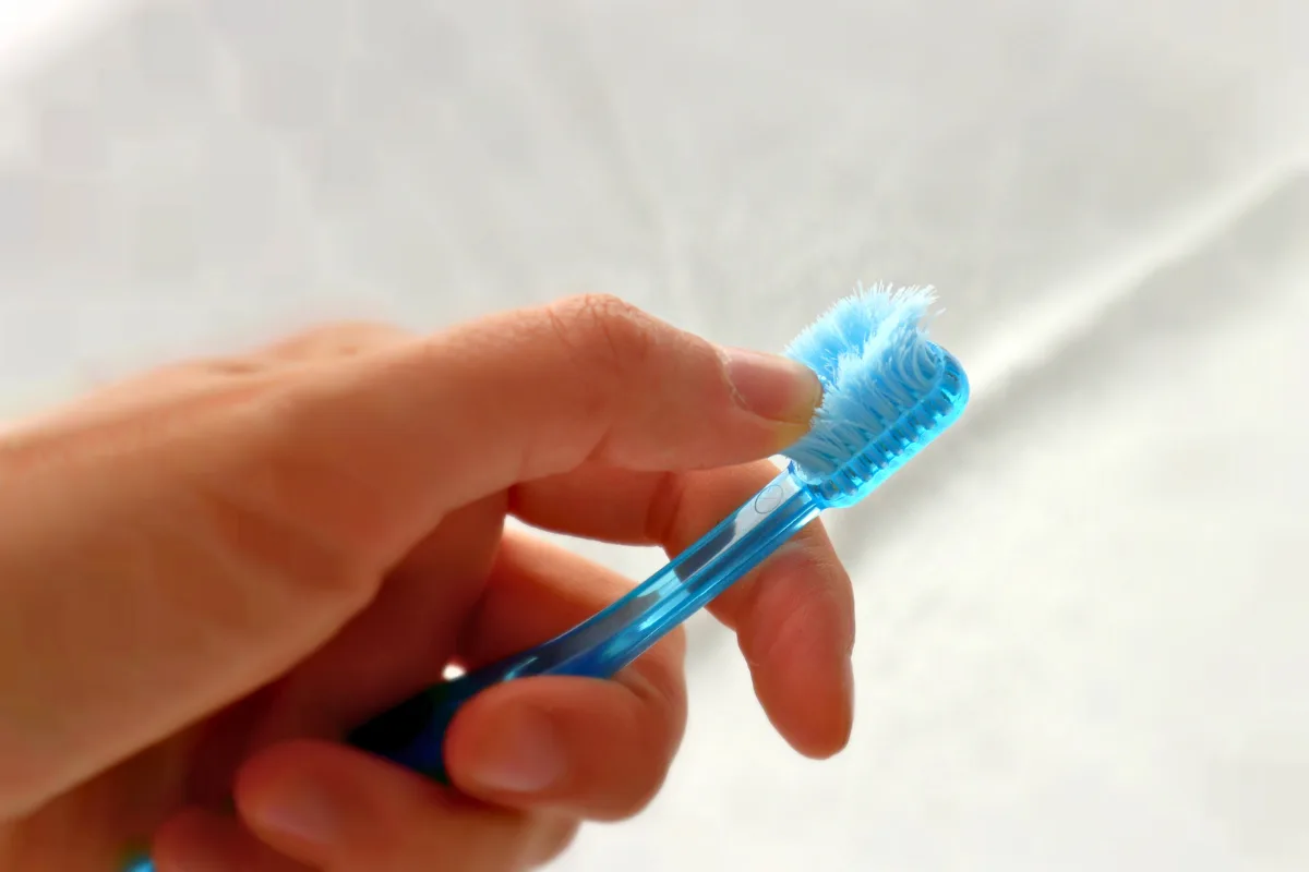متى يجب تغيير فرشاة الأسنان؟