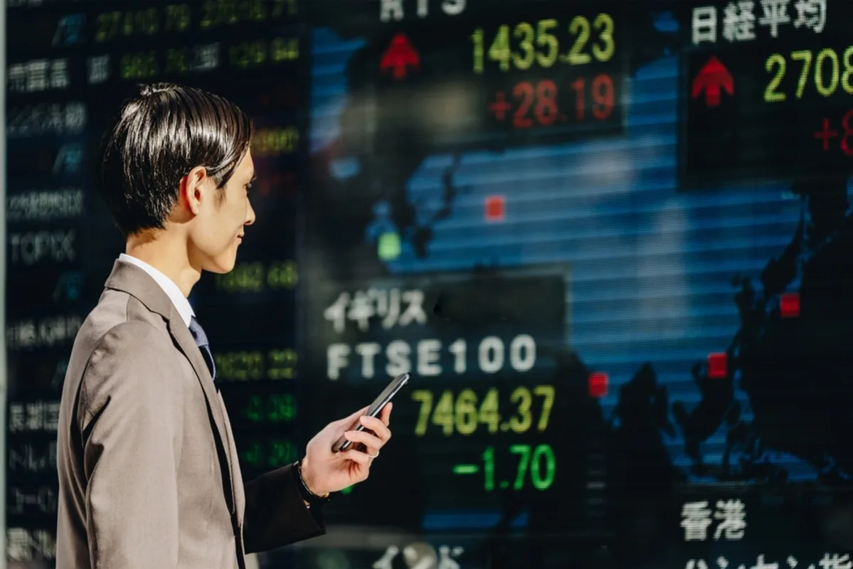 الأسهم اليابانية تقفز بدعم تراجع عوائد السندات