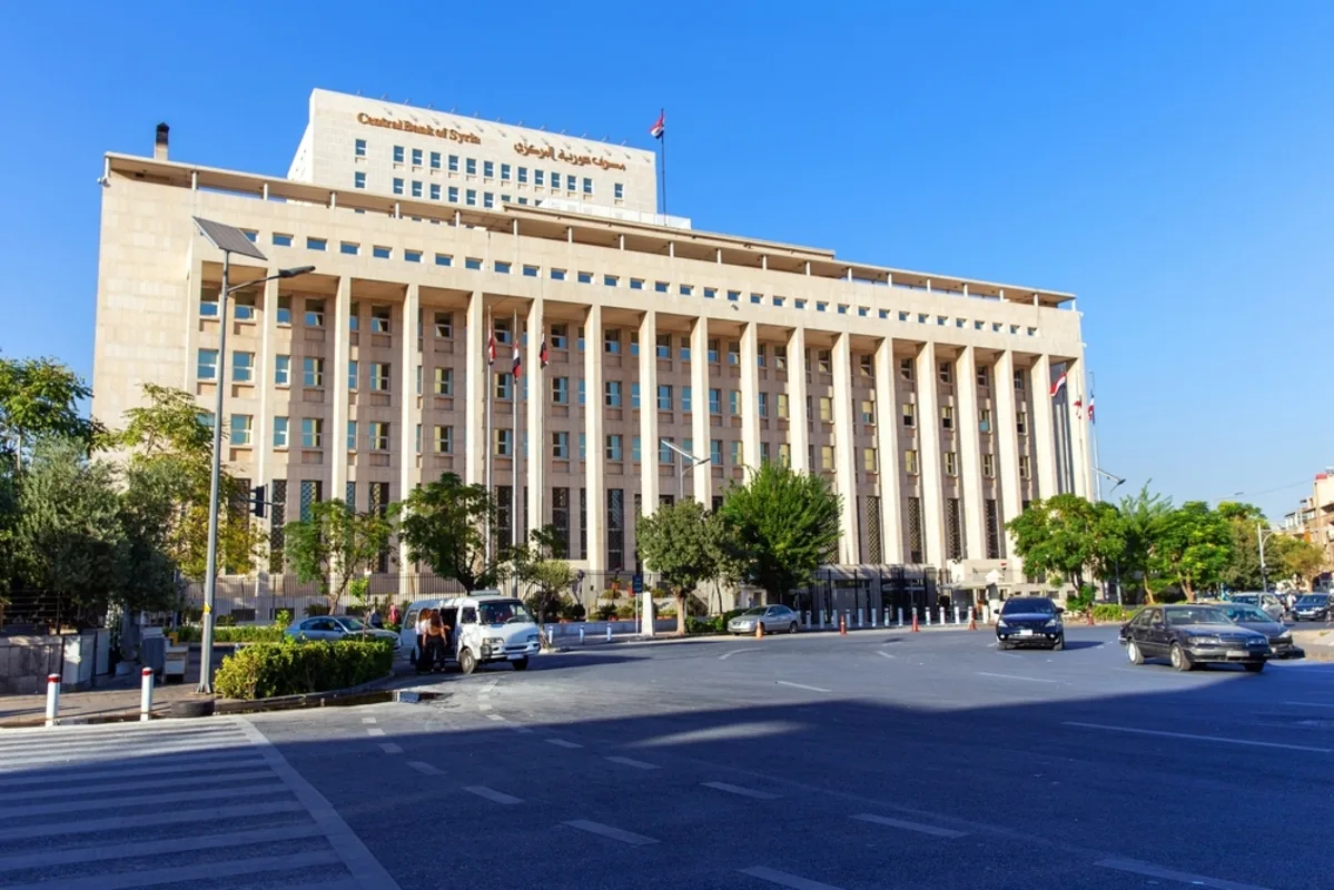 سوريا.. المصرف المركزي يوضح ضوابط عملية استبدال الأوراق النقدية القديمة بالجديدة