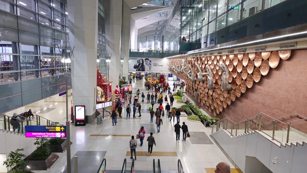 مطار دلهي يشهد إلغاء مئات الرحلات الجوية