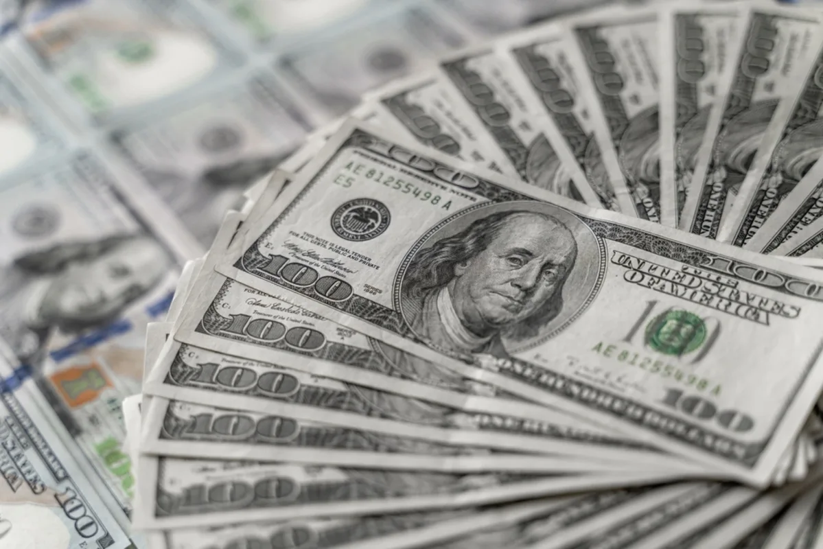 ضغوط على الدولار الأمريكي مع ارتفاع احتمالات خفض أسعار الفائدة