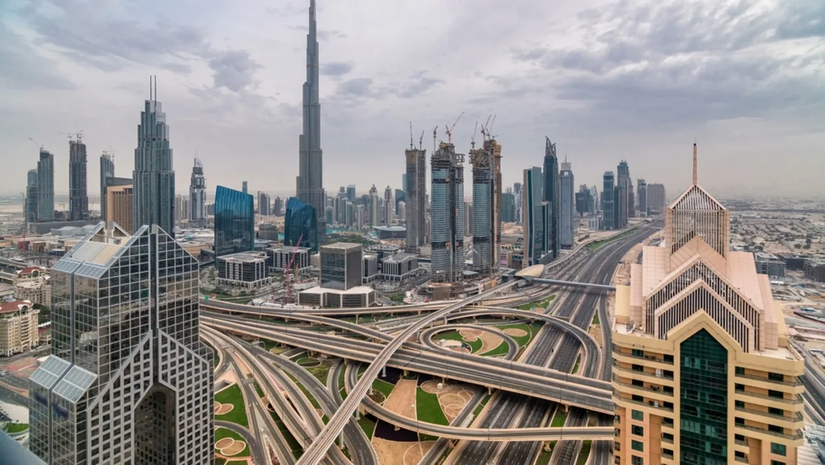 المكتب الإعلامي لحكومة دبي يؤكد أن الطرق في دبي سالكة