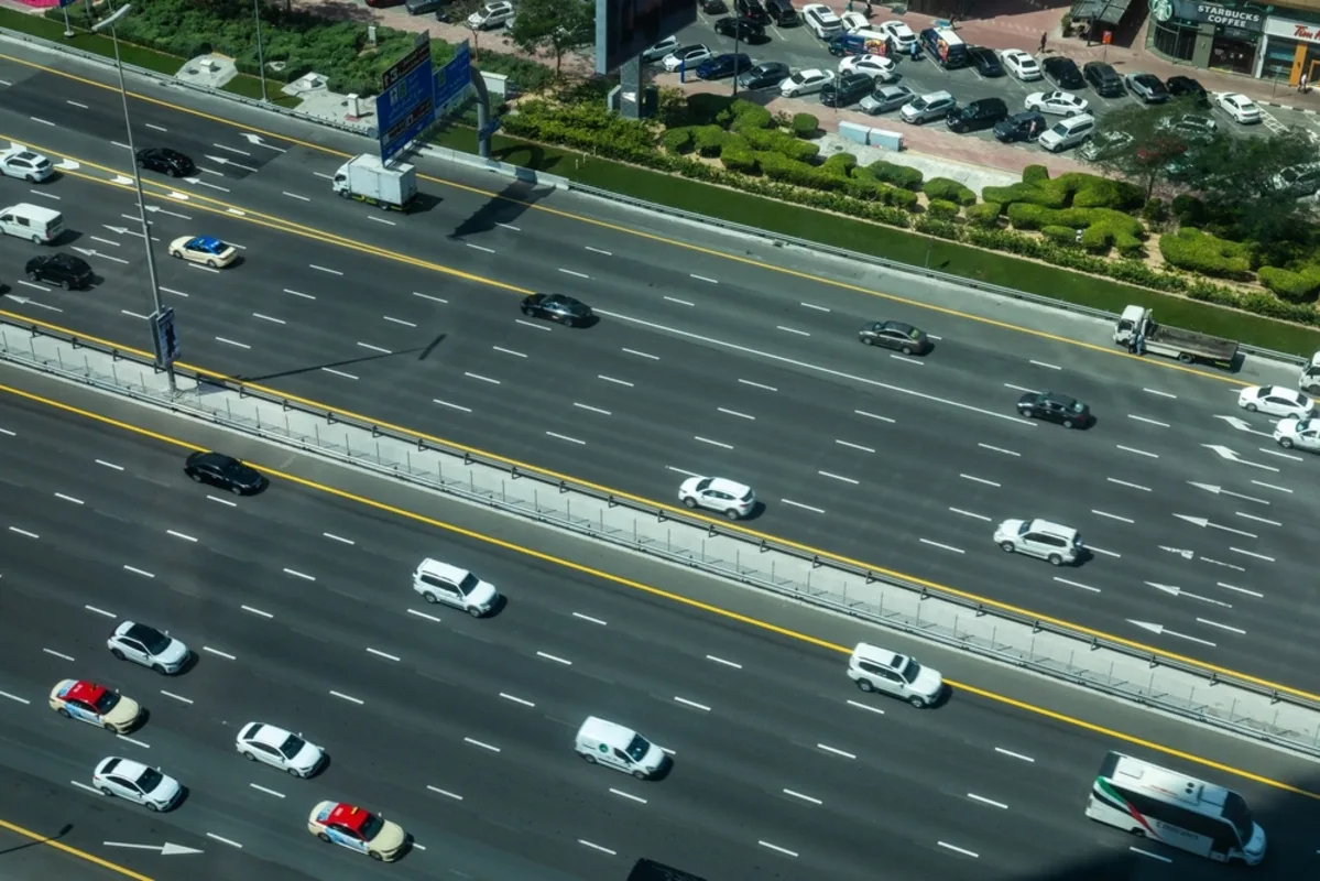 غرامة 400 درهم لمخالفي المسرب السريع في دبي