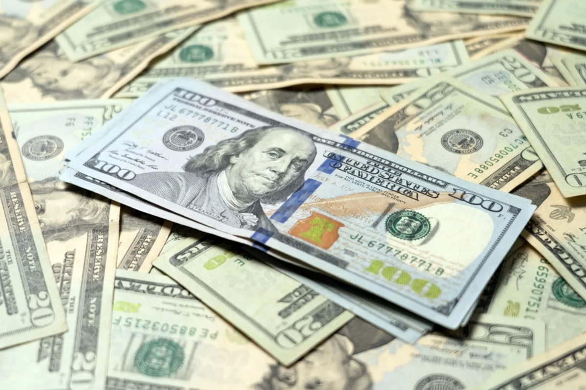 الدولار يتراجع بعد تصريحات باول والأسواق تتوقع خفضين آخرين للفائدة