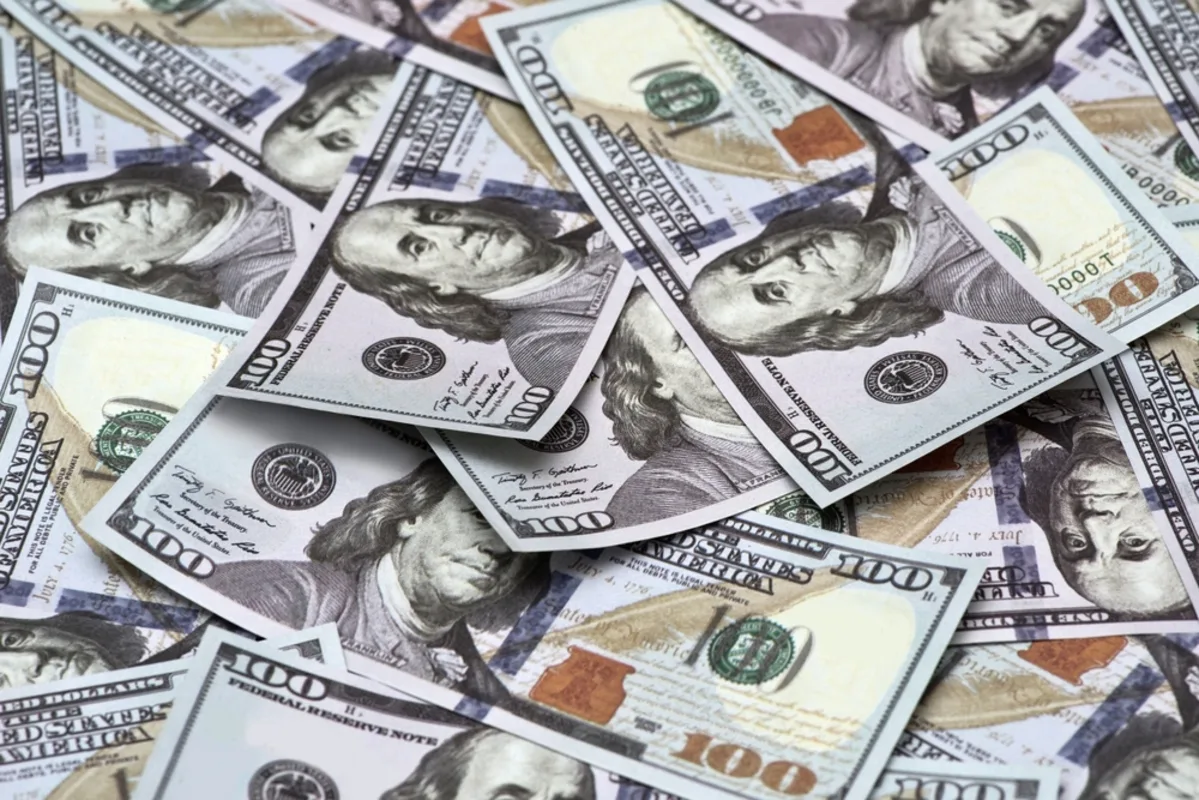 أسواق العملات: الدولار تحت ضغط والفائدة المحتملة تدفع اليورو للارتفاع إلى ذروة أسبوعية