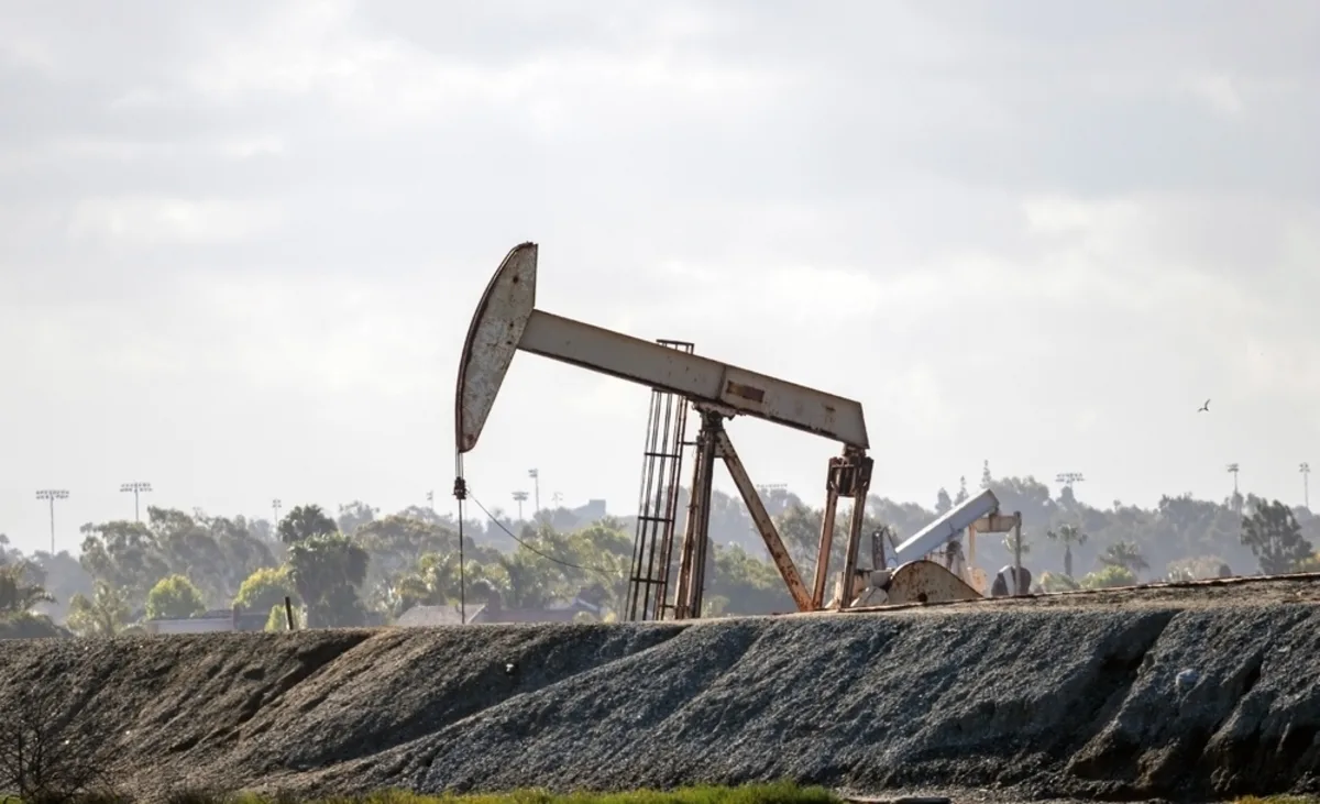 النفط ينخفض وسط تطورات محادثات أوكرانيا وضعف البيانات الصينية