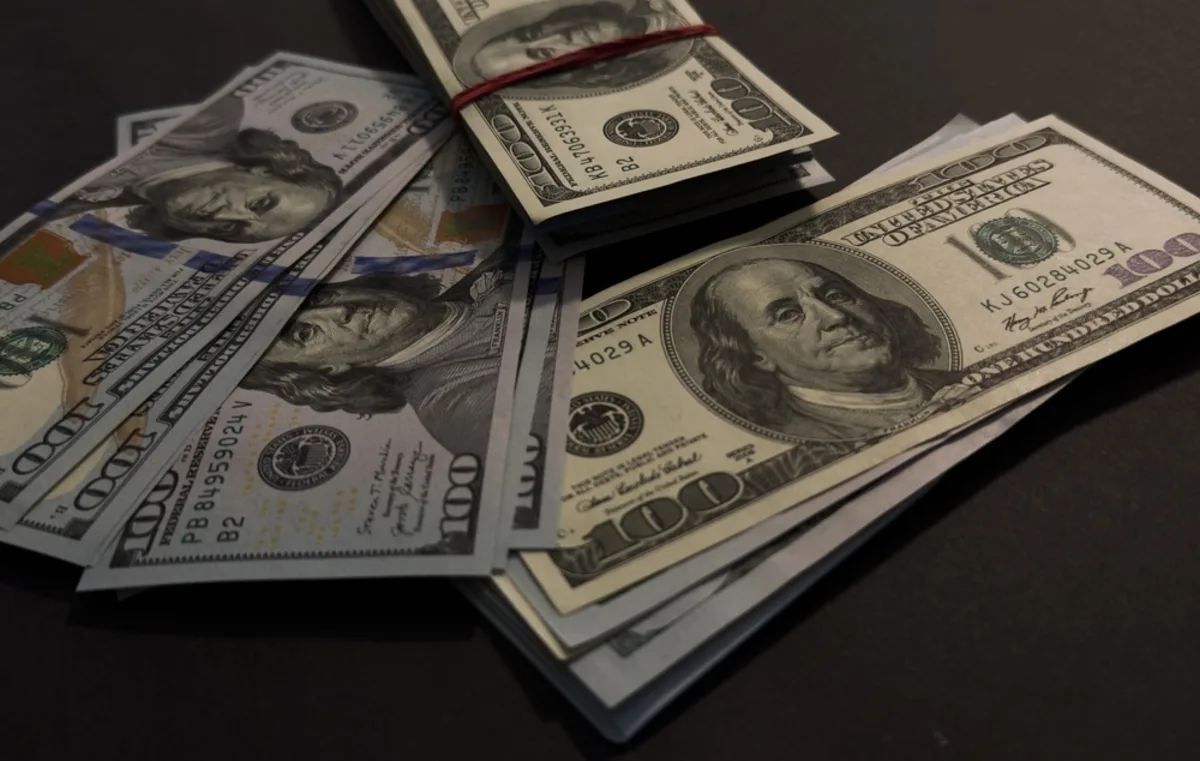 الدولار يرتفع مع توقعات تيسير محدود للسياسة النقدية