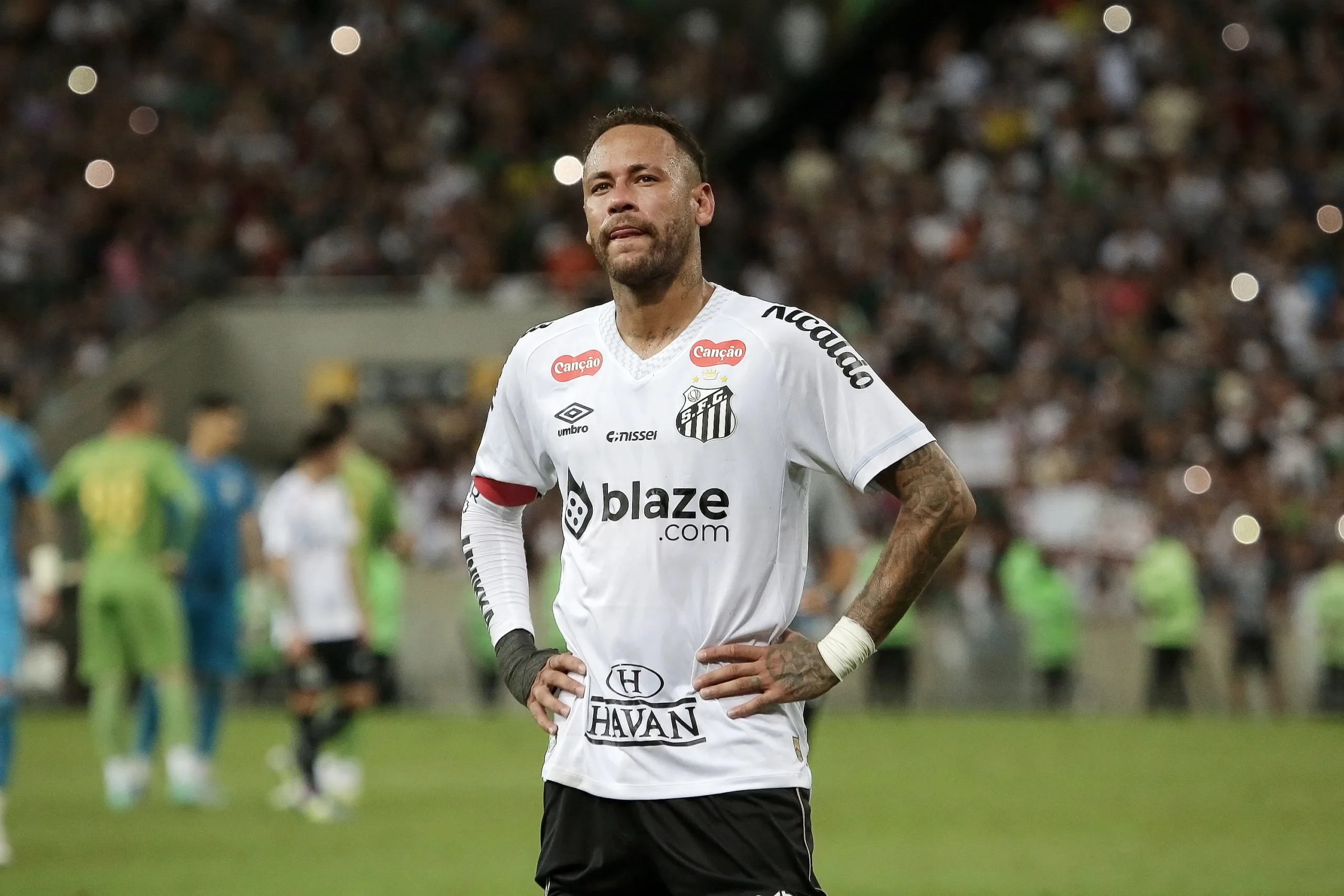 تغطية الفم تورّط نيمار في عقوبة جديدة بالدوري البرازيلي