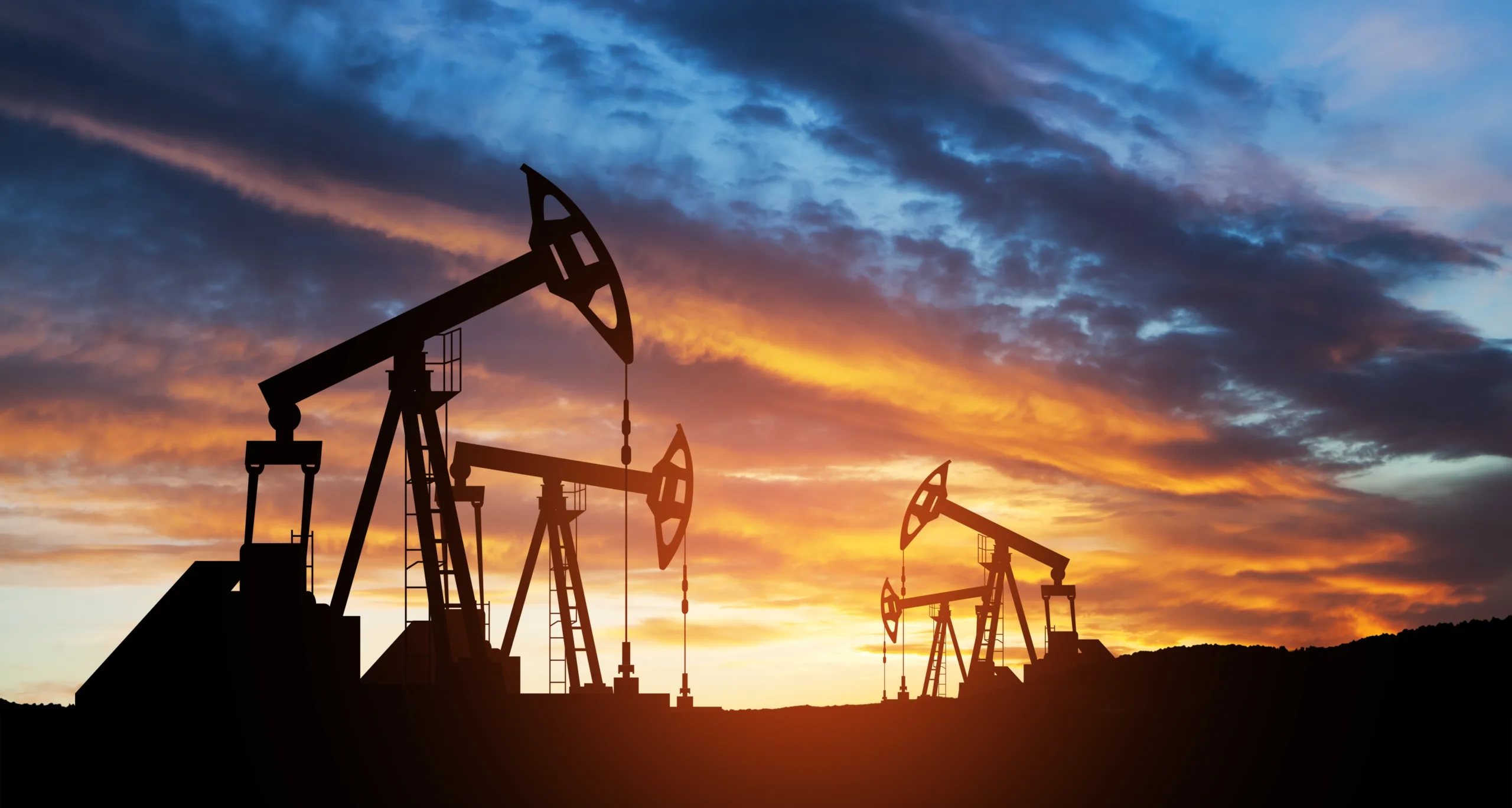 وكالة الطاقة الدولية تخفّض توقّعاتها لفائض سوق النفط عالمياً