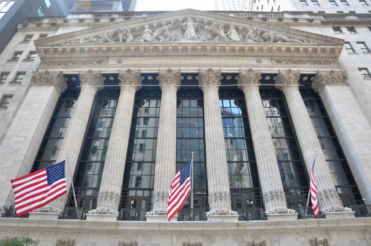 وول ستريت تغلق على ارتفاع بعد قرار خفض الفائدة الأميركية