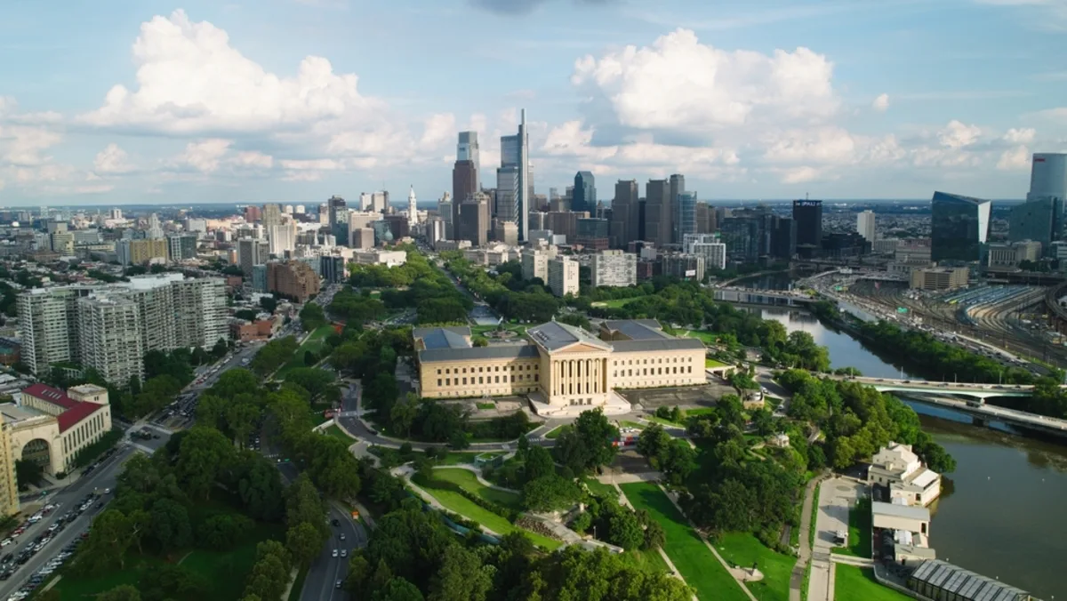 رجال الإطفاء في موقع الانفجار