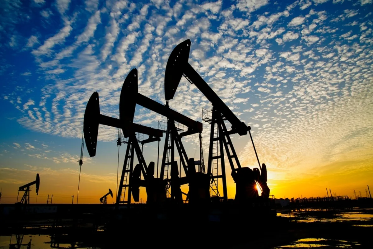 النفط يرتفع 1% مع استمرار المخاوف بشأن الإمدادات