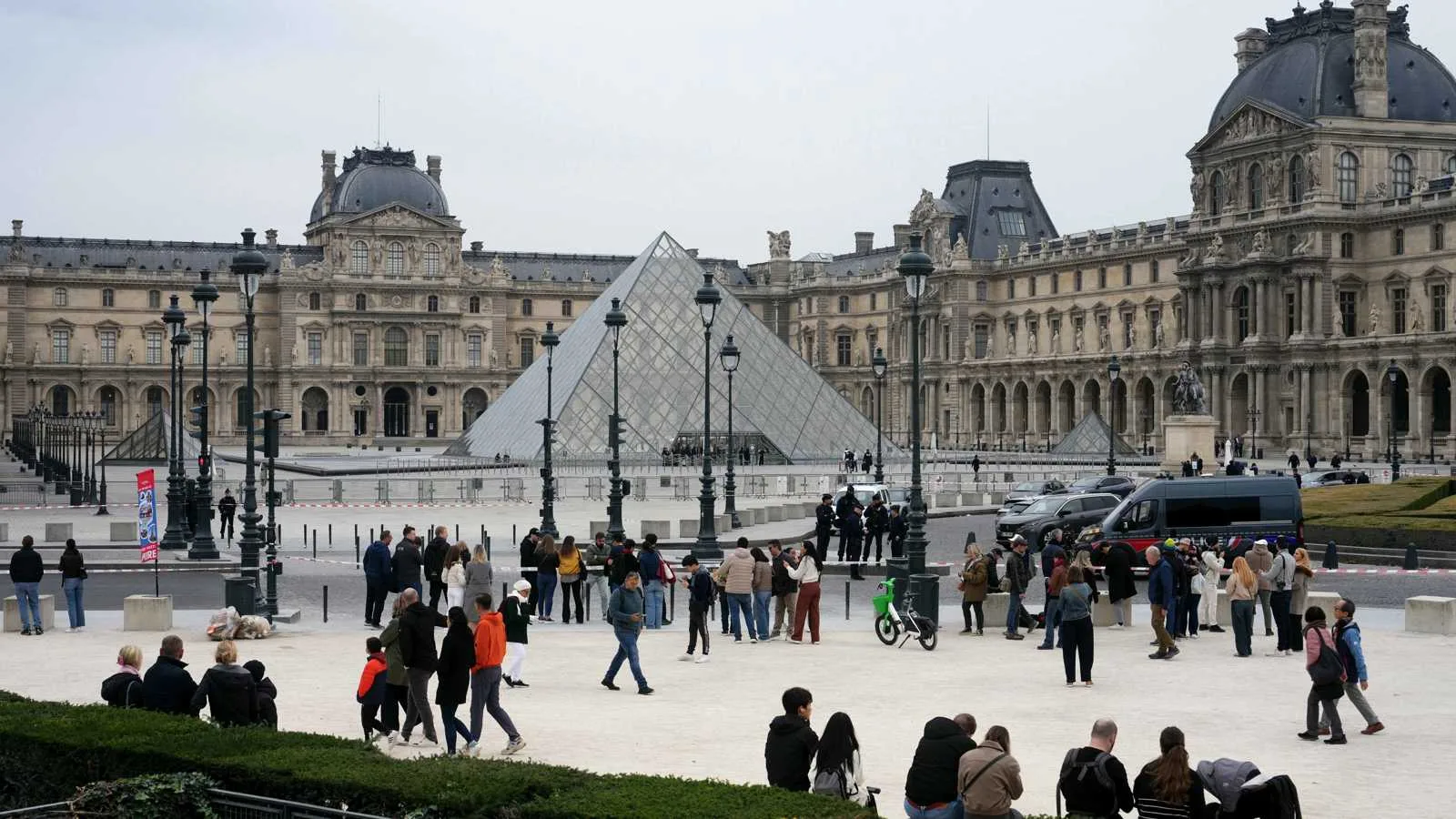 بعد تعرضه للسرقة.. متحف اللوفر يعزّز أمنه