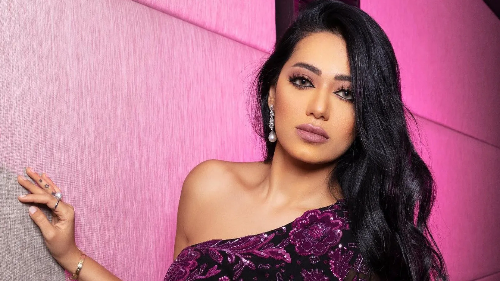 رحمة رياض تهدي يارا عزيز ونادر حلبي أغنية «تعا خبيّك» في مناسبة خطوبتهما