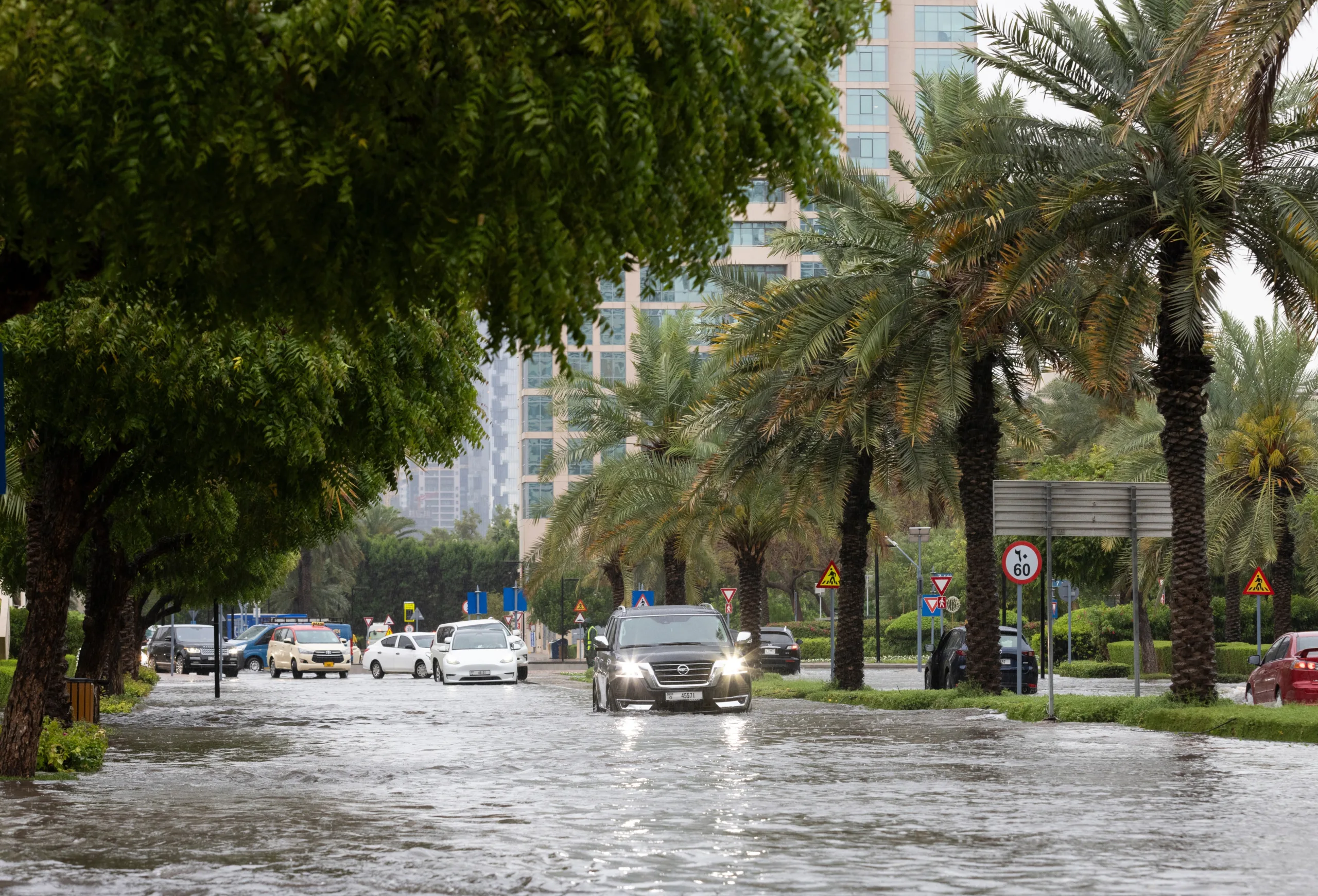 وزارة الموارد البشرية في الإمارات تصدر توجيهات بسبب الظروف الجوية